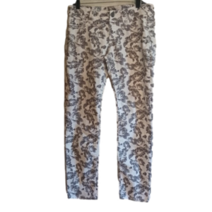 Maurices grey/ off white rose/ flower Printed plants. Size large.Super cute